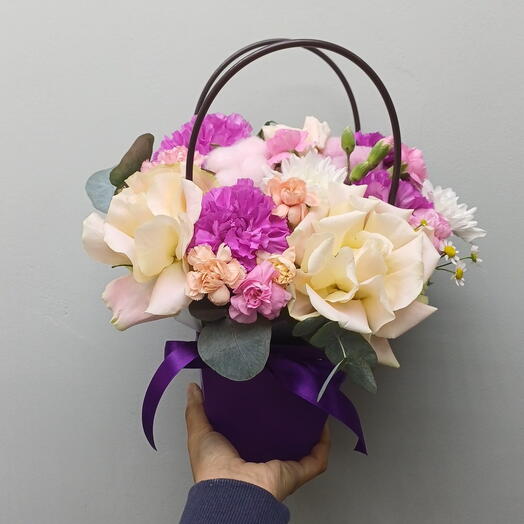 Французские розы с кустовой гвоздикой в сумочке
