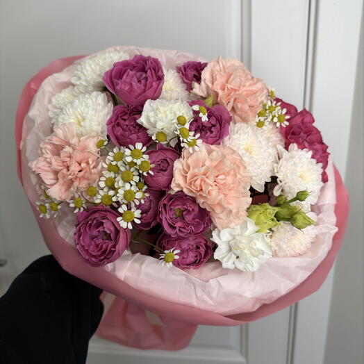Красивый букет Bloom room, танацетум, пионовидная роза, диантус, хризантема