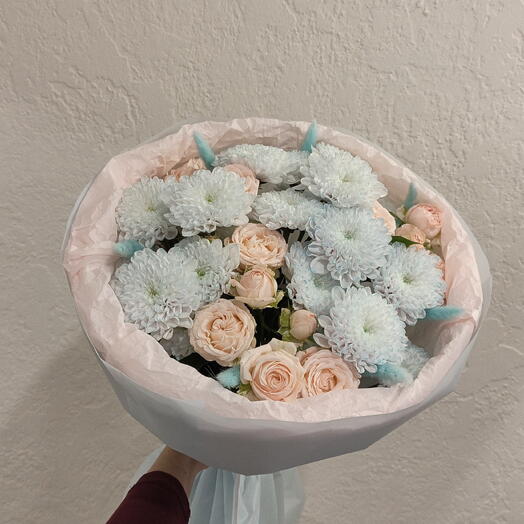Нежный букет в голубых оттенках из хризантемы и кустовой розы 💕