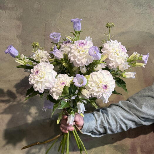 Георгины, колокольчики и плющ