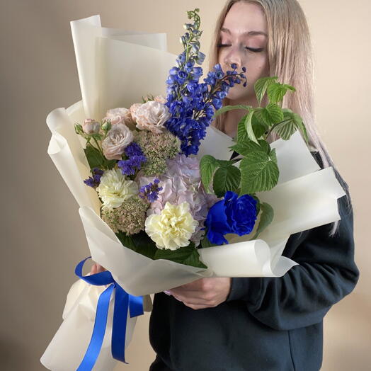 Букет яркий сборный с дельфиниумом, гортензией, кустовая пион Роза