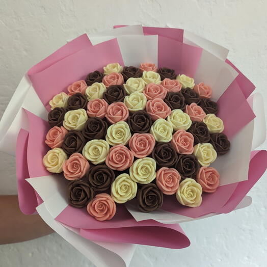 «Молочное облако с клубникой»🍓🍫🤍Букет из 55 шоколадных роз ( шоколад : клубничный, молочный, белый)