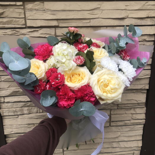 Букет с пионовидной розой и малиновыми гвоздиками💕
