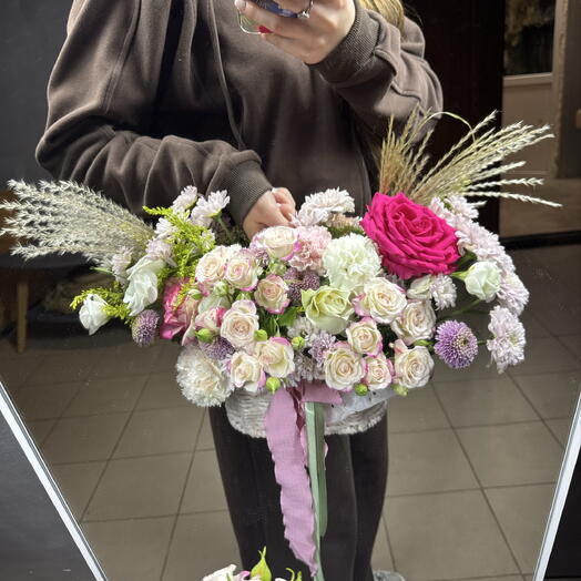 Корзина роз и хризантем