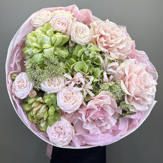 Авторский букет с французскими розами и розой Вегги💚🌸