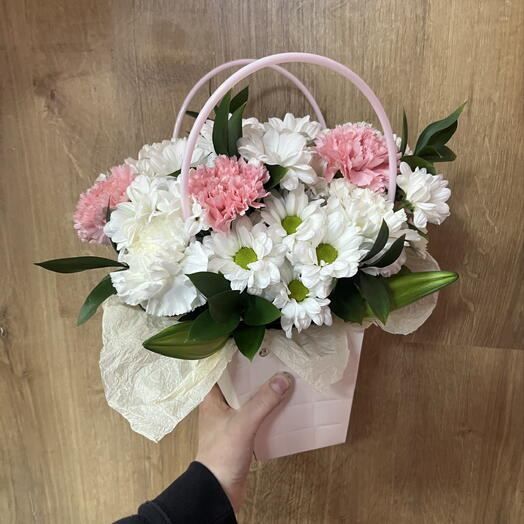 композиция из кустовых хризантем и диантусов