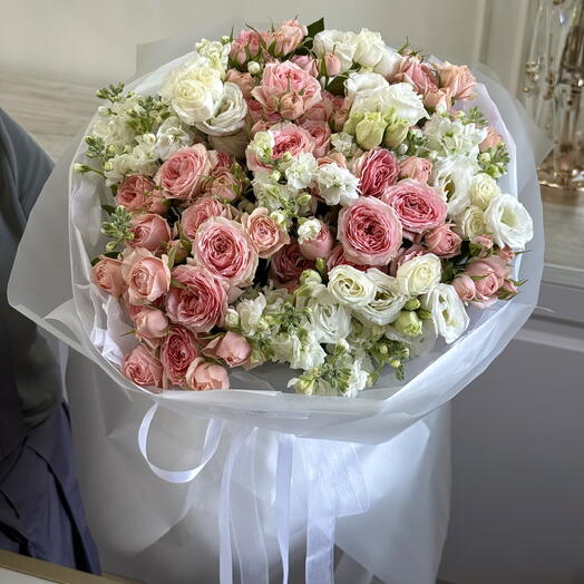 Сборный букет из кустовых роз , ароматных маттиол и эустомы 🌸