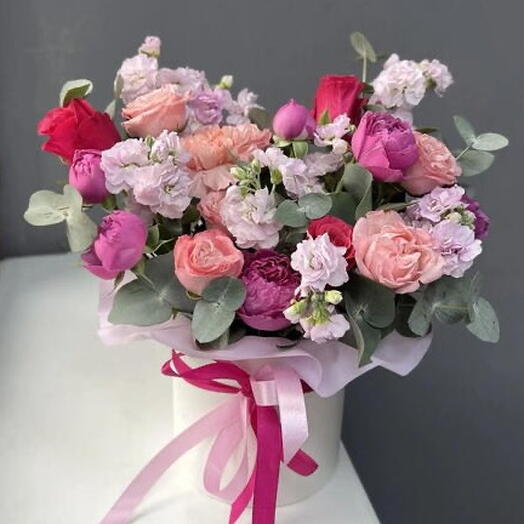 Нежная композиция с розовой маттиолой и пионовидными розами 💝