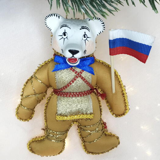 Новогодняя игрушка из фарфора и текстиля «Медвежонок патриот»