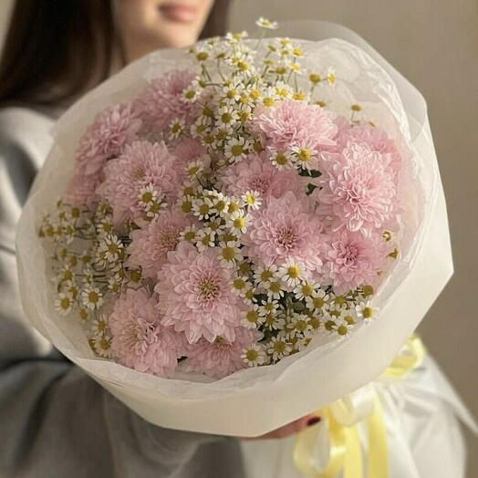 Букет из розовых кустовых хризантем с ромашками «Розовый сад»