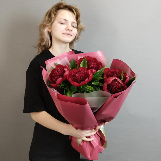 Букет с пионами