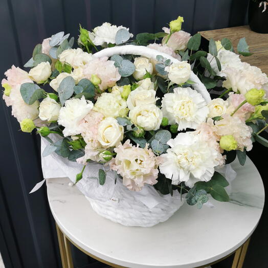 Корзина с эустомой, розами и диантусами🌸
