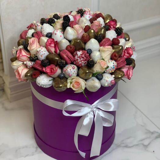 Fresas cubiertas de chocolate en una Caja de sombrero