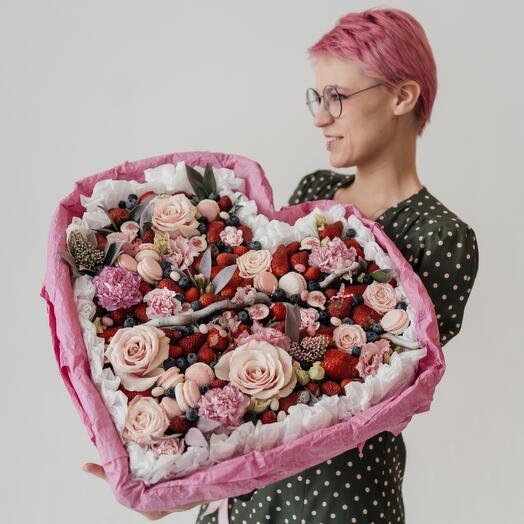 Огромный клубничный букет "AMOUR" с живыми цветами