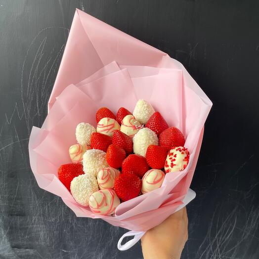 Bouquet of strawberries and strawberries in chocolate