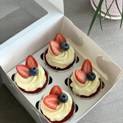 Cupcakes with cream cheese and fresh berries