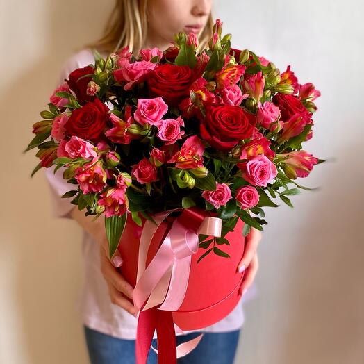 Caja de sombreros de rosas rojas, alstroemeria y rosas arbustivas