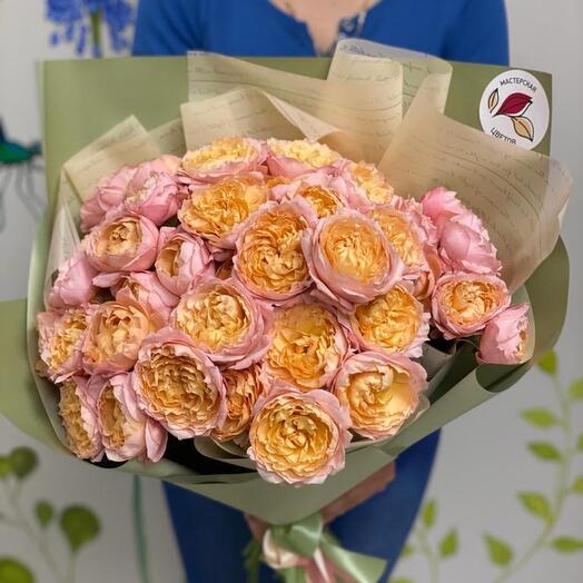 Bouquet of peony-shaped roses