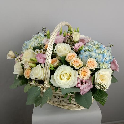 Cesta de Rosas y Hortensias