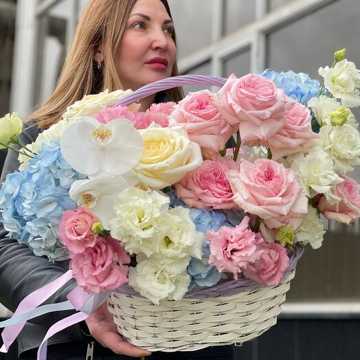 Rosas fragantes en forma de peonía con Hortensia y eustoma en la canasta 🤍