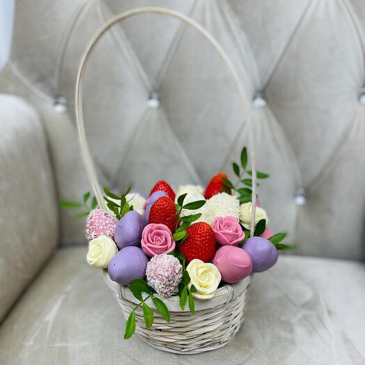 Cesta de mezcla con fresas cubiertas de chocolate y rosas de chocolate