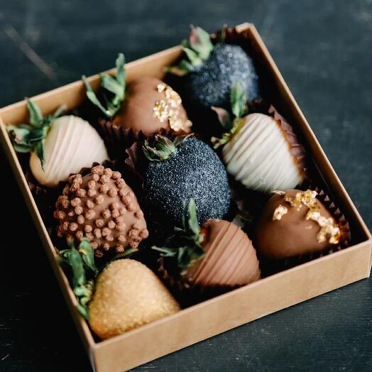 Men's strawberry set in chocolate "Ugolek" with edible gold, 9 pcs