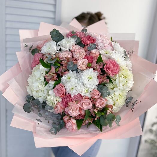 A chic bouquet with hydrangeas and bush roses