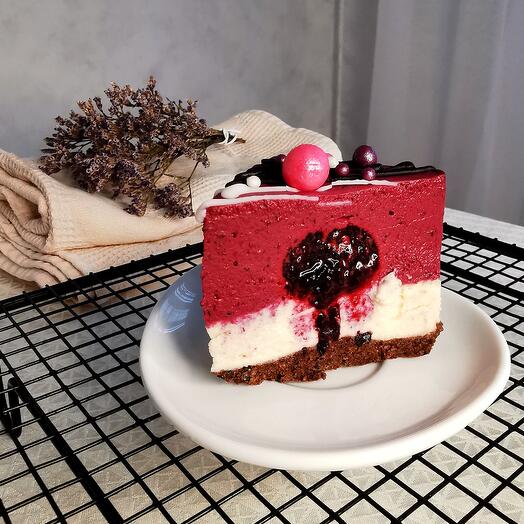 Raw-vegan пирожное без сахара, глютена и лактозы ягодное с жидкой начиткой внутри