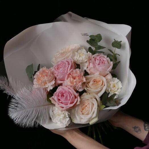 Delicado ramo con rosas y claveles
