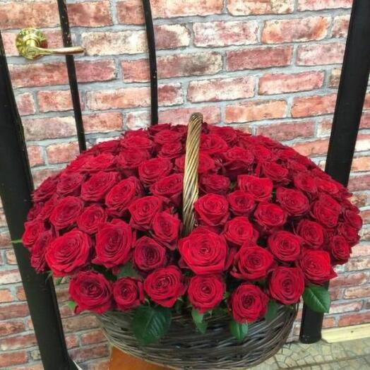 Basket with flowers Red Naomi 101 pcs
