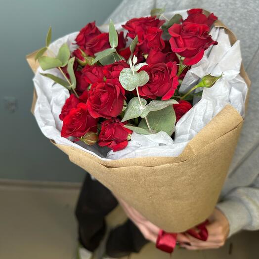 Красные кустовые розы и эвкалипт