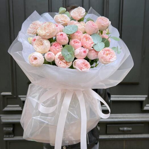 Пионовидная кустовая роза розовая с эвкалиптом в нежном оформлении