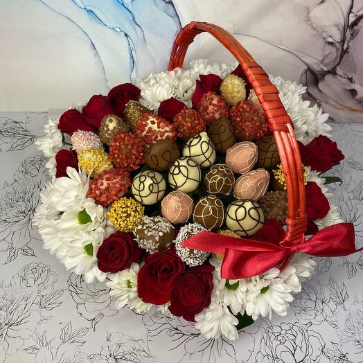 Корзина с цветами и клубничкой в шоколаде