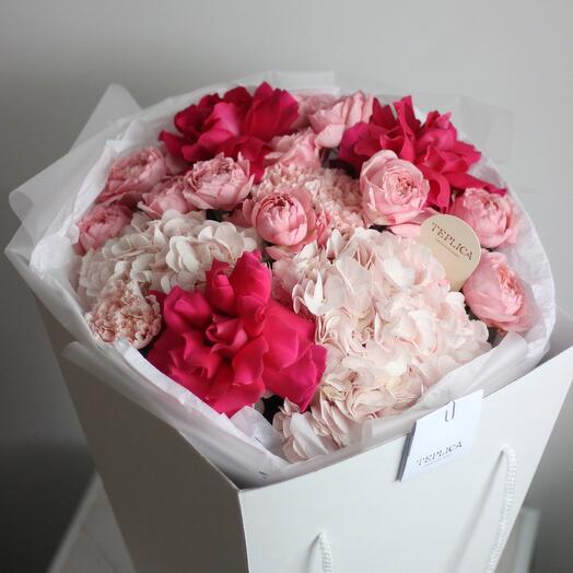 Ramo de rosas y hortensias de peonía francesa y rosada