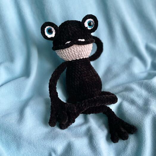 Вязаная игрушка жаба из плюшевой пряжи ручной работы 🐸