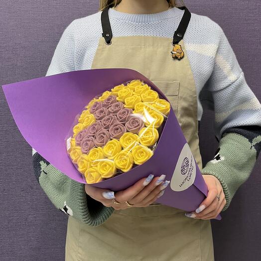 Сердце из 37 шоколадных роз