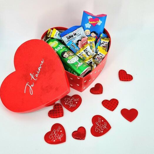 Красное сердце со сладостями love is