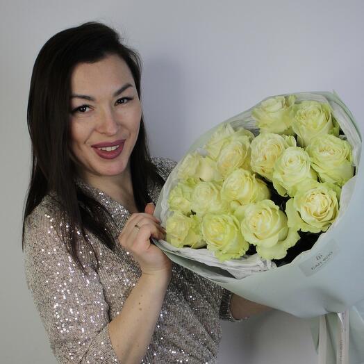 Моно букет из 15 белых роз