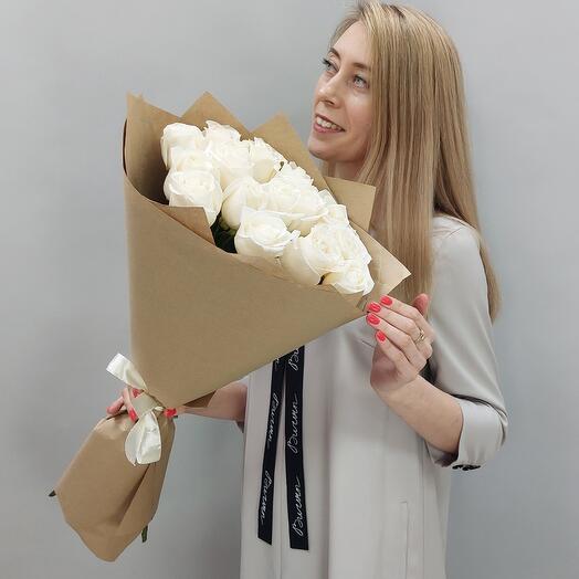 Белые розы в крафте 15шт