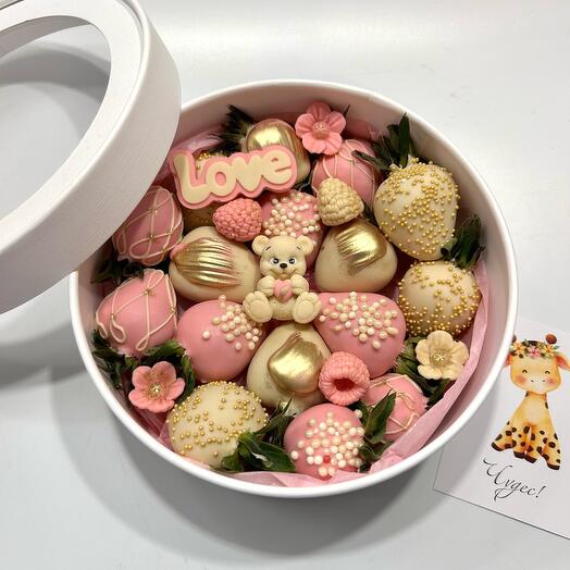 Круглая коробочка с клубникой и мишкой «М»