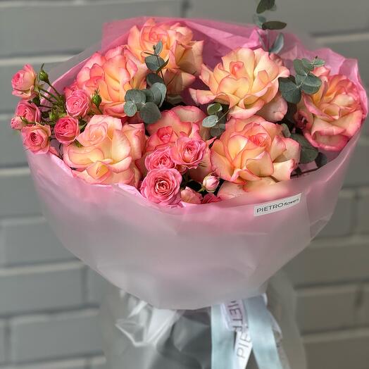 Ramo con rosa francesa y rosa arbusto "ternura"