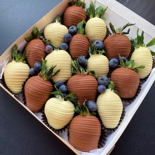 Chocolate-covered strawberries with blueberries 16-20 pieces