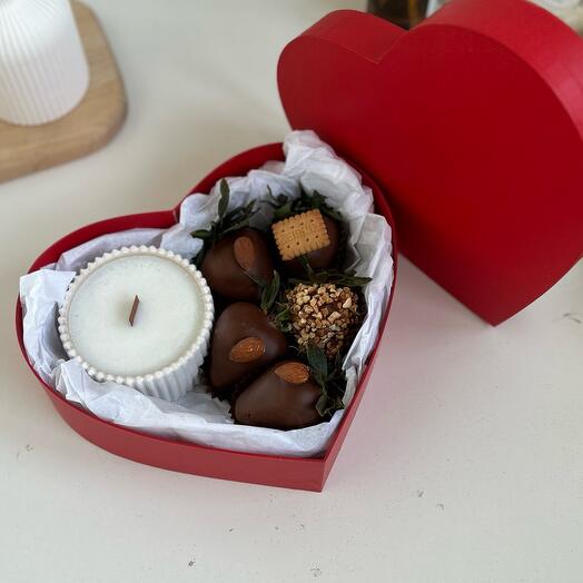Клубника в шоколаде со свечкой в подарочном наборе сердце️