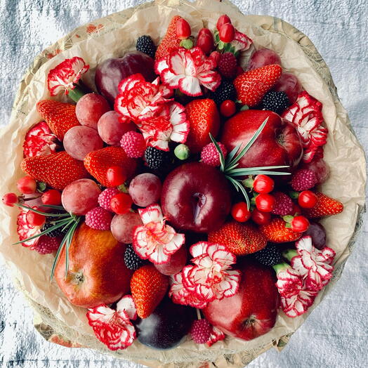 Гвоздики и фрукты