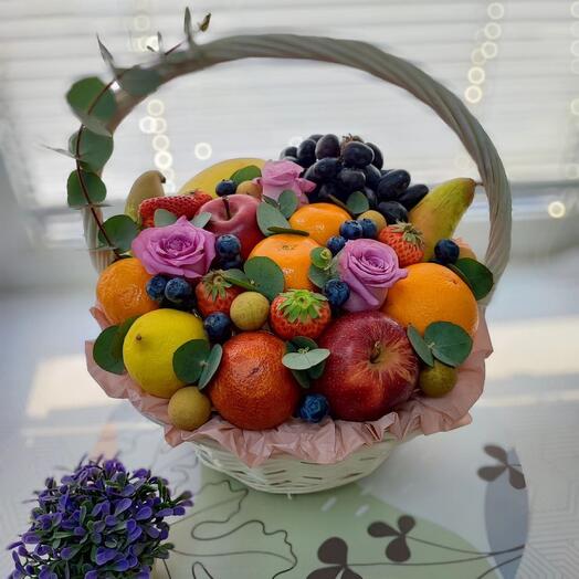 Корзина с фруктами и цветами