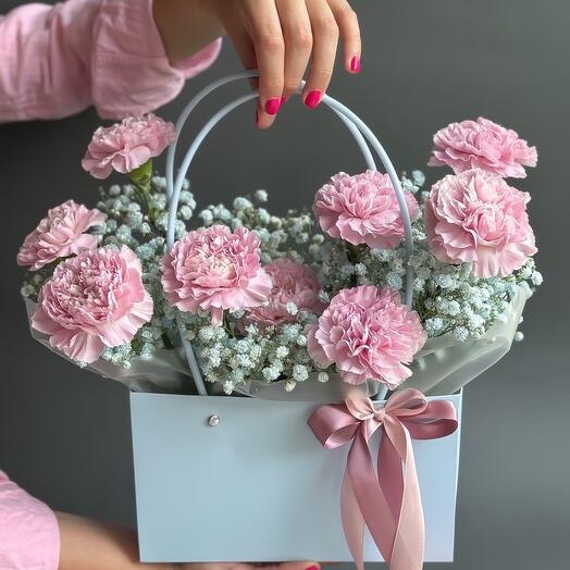 Розовые  гвоздики в стильной голубой сумочке