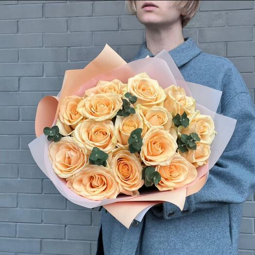 Bouquet of 15 peach roses and eucalyptus