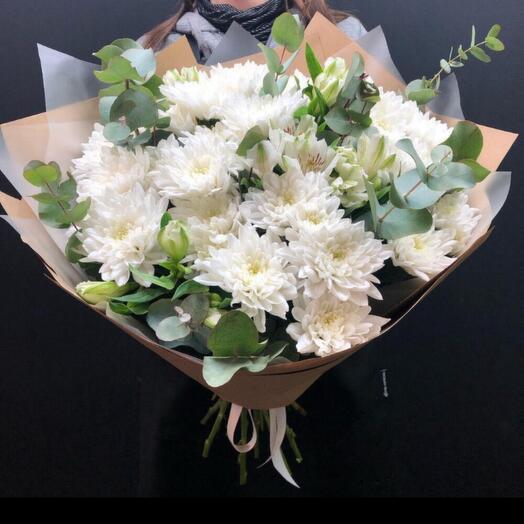 Ramo de crisantemos blancos y alstroemeria