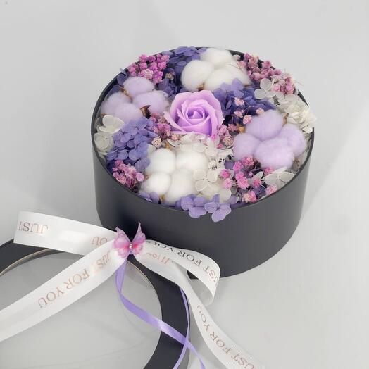 Flores estabilizadas en una Caja de sombrero