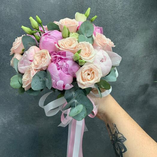 Букет невесты с пионом, кустовой розой и эустомой 🌸